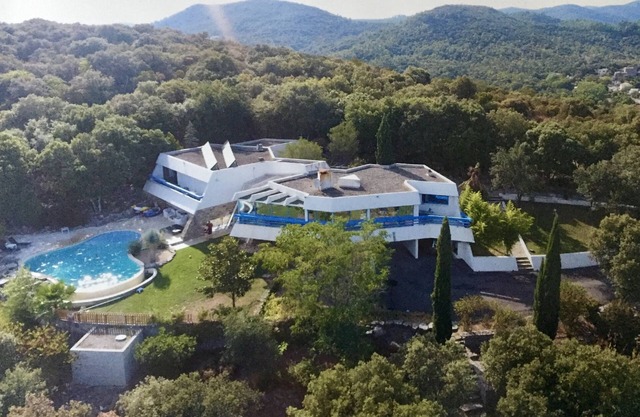 Secluded hill top retreat, with panoramic views over the Cevennes.