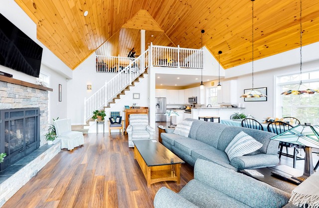 Nuevo chalet en una colina aislada con hermosas vistas de Cadillac y múltiples cubiertas.