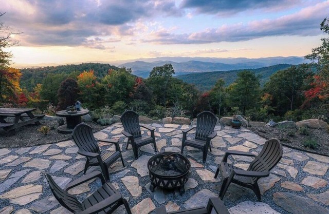 Secluded home on top of Rich Mtn w/ long range million dollar view, Brevard NC.