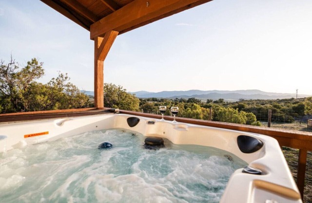Country Hot Tub Hideaway with Amazing Views on 40 Acres. Stargazer's dream house