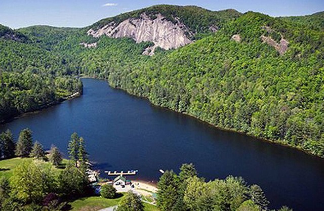 Villa aislada, a 4 minutos a pie del magnífico lago, Bald Rock y senderos para caminar