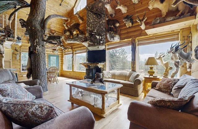 ¡Refugio de caza con una increíble colección montada, cubierta y hoguera!