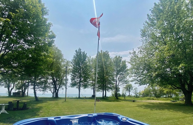 Secluded Lakeview w/ hot tub & volleyball net on Lake Erie (Pet-Friendly!)