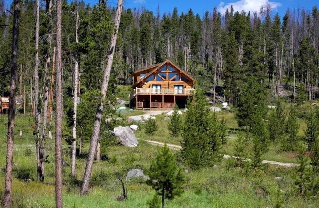 Aislado Log Cabin Lake / Mtn Views / 7 acre / Hot Tub / wifi / por RMNP, juego de rm, capacidad para 10