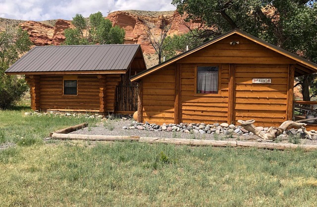 Cabina de estilo estudio escondida en álamos a lo largo del río Wind - ¡maravilla!