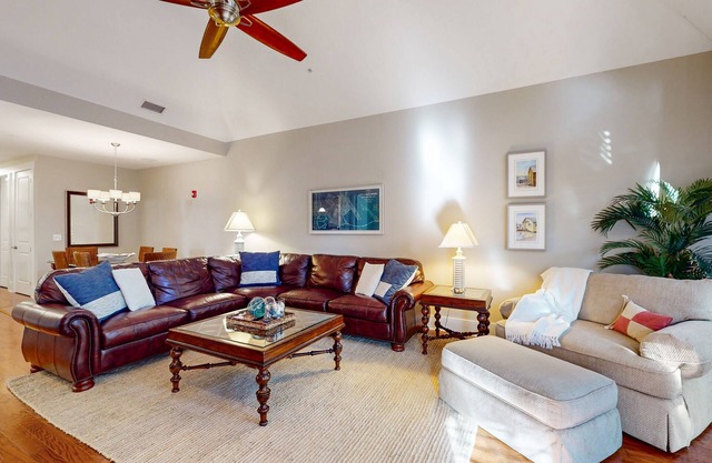 Second-floor condo with private balcony, AC, & W/D - walk to marina