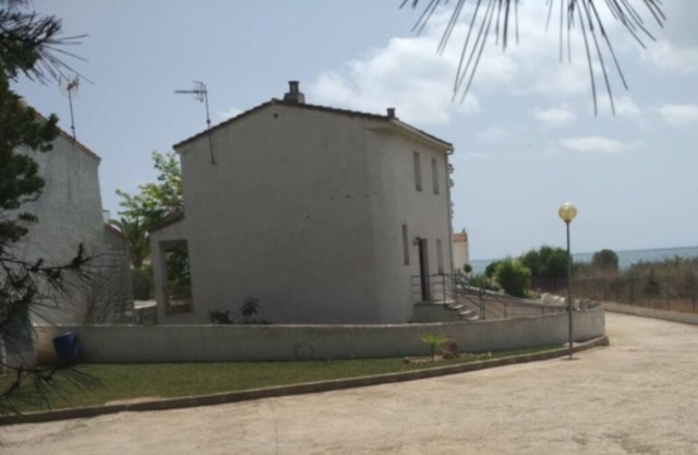 Casa adosada en urbanización privada a orillas del mar.