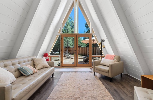 Star Chalet :: 2 bed & 1 Lux bath :: Near Lake, Homewood + Rubicon