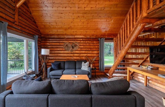 Serene Log Getaway Near Trails w/ Outdoor Hot Tub