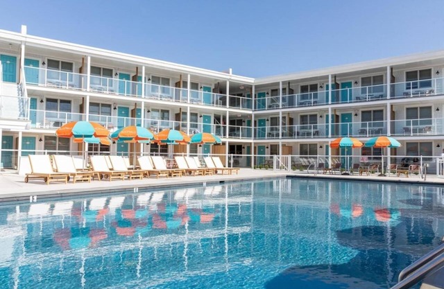 Serene Beach Hideaway – Music Nights, Pool Days & Coastal Calm