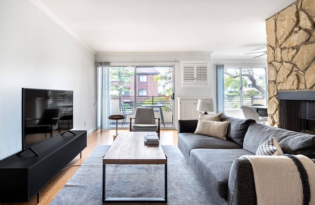Serene Brentwood 1BR w/ Gym, walk to Downtown Dining, by Blueground