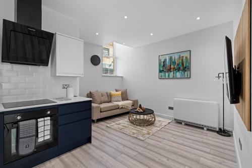 Serene Haven - 2 min from Station - Free Parking - Courtyard