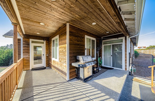 Serene, Open Home w/ a Private Hot Tub - Walk to Beach & Golf - Dogs OK