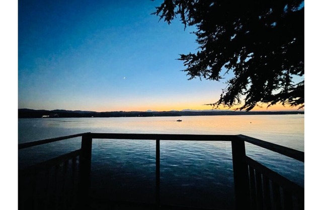 Waterfront Luxury 3600sf House, Private Beach, Hot Tub, Sauna, Water Activities!