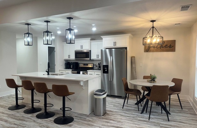 Serenity Lounge NEW-FRESH-MODERN HOUSE With TVs in All rooms