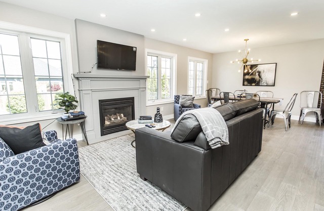 SERENIDAD EN SIMCOE - TOTALMENTE RENOVADO BUNGALOW-OLD TOWNE