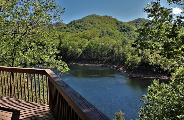 Serenity on Cedar - Log Cabin Sleeps 11 - Internet, 5 TV's and Foosball