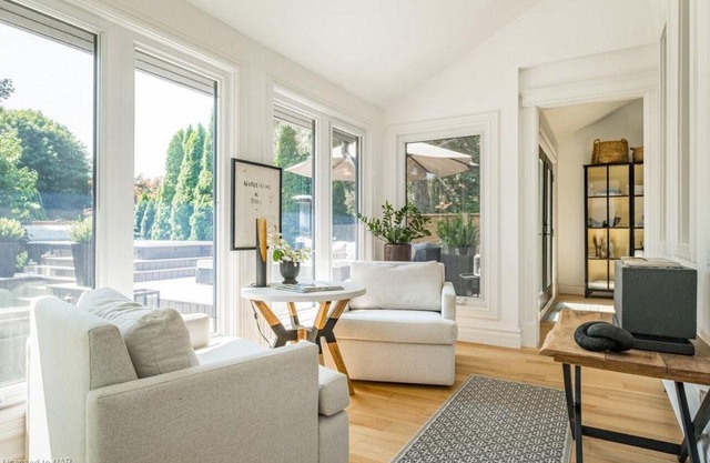 Serenity Villa Luxury in Historic Old Town 17’ Spa Pool 15 min from The Falls!