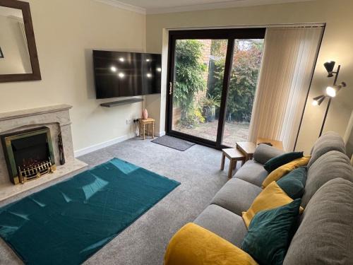 Serviced 2-Bed Home in MK, Walk to Train, City Shopping, Santander & Network Rail HQ, Parking & WiFi Included Webbhill Stays