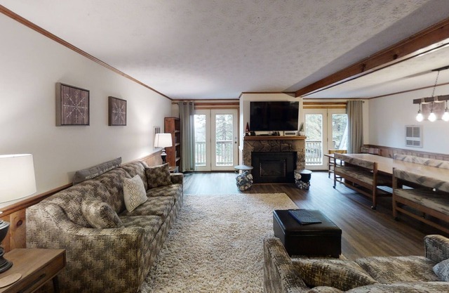NEW LISTING! Shamrock #68 - Perfect for a Multi Family Getaway - Cozy and Comfortable for All by RedAwning