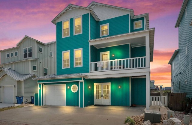 “Beach Views—Shell Yeah! Beach House is your stylish, fun-filled coastal escape with private bathrooms & neighborhood pool-Just steps from the sand!”
