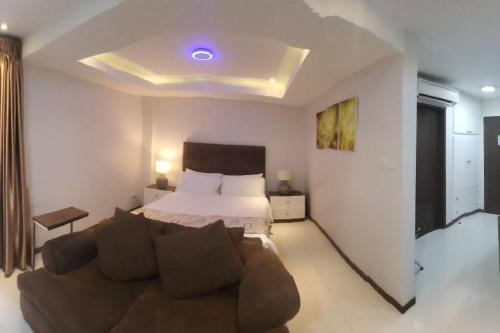 Sheryll Escapes - 218 La Grande, modern studio with hotel amenities!