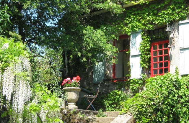 Sencilla casa de piedra y jardín en el pueblo del siglo XII.
