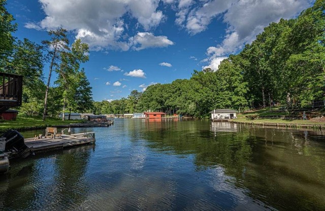Sinclair Lakehouse Retreat: Hot Tub, Salt Water Pool, Dock & Boat Launch