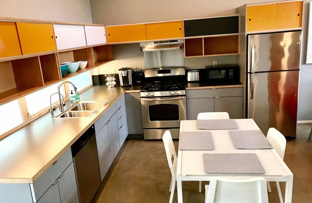 NUEVA LISTA: CASA MODERNA PARA UNA FAMILIA CERCA DE TODO EN EL CORAZÓN DE BALLARD
