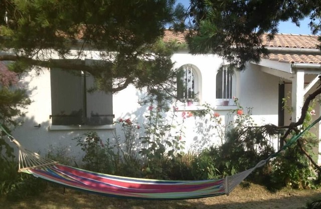 Casa de una planta renovada a 900 m del mar en un pueblo encantador cerca de La Rochelle y la Ile de Re 5 minutos