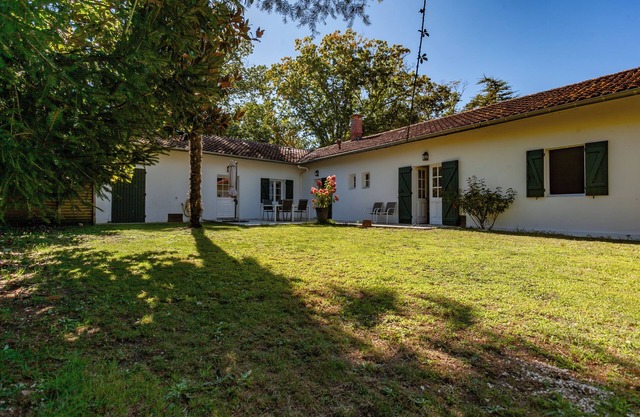 Gran casa en parque arbolado privado junto al lago, a 8 km del océano