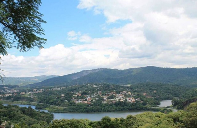 SITIO EN MAIRIPORÁ CERCA DEL CENTRO CON GRAN SALÓN DE FIESTAS, CAMPO DE FÚTBOL