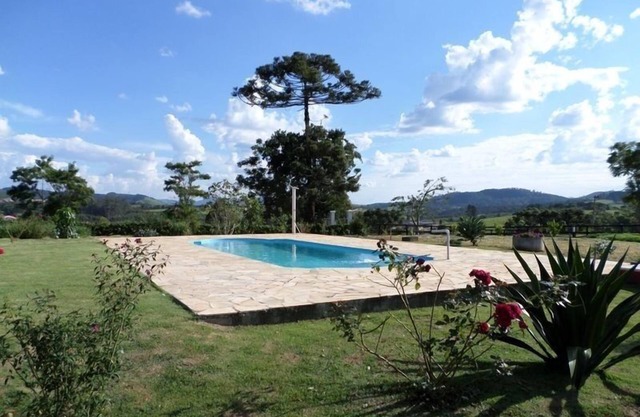 Sitio en Piracaia con piscina, barbacoa 1km de la ciudad.