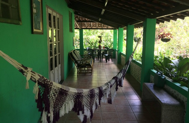 Sitio con casa de campo rodeada de vegetación y equipamiento de ocio.