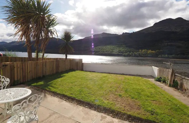 En la costa en el Parque Lomond con impresionantes vistas de los Alpes Arrochar