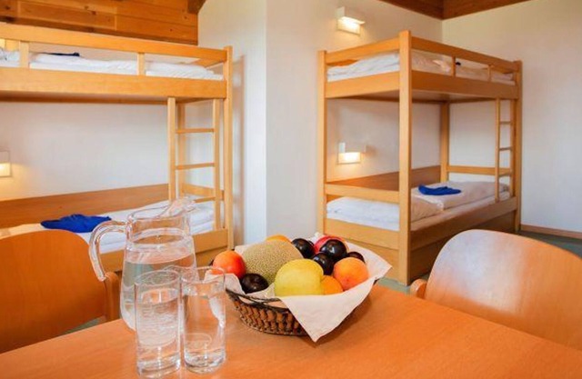 Habitación de seis camas con ducha, inodoro, no fumador - YOUNG HOTEL ZELL AM SEE