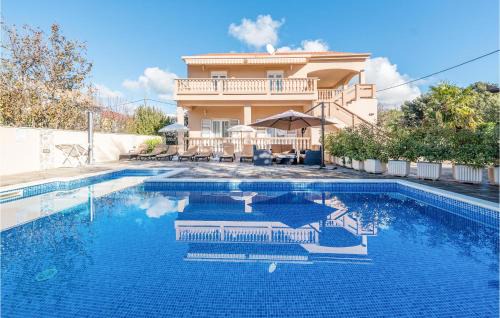 Six-Bedroom Holiday Home In Bibinje