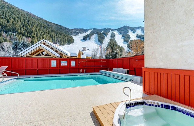 Ski-in / ski-out condominio alpino con piscina de temporada, bañera de hidromasaje, sauna, y vistas