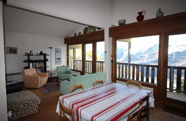 At the foot of shops, 2nd floor, view panoramic, balcony, tv, ski locker, 55m², Auris en Oisans