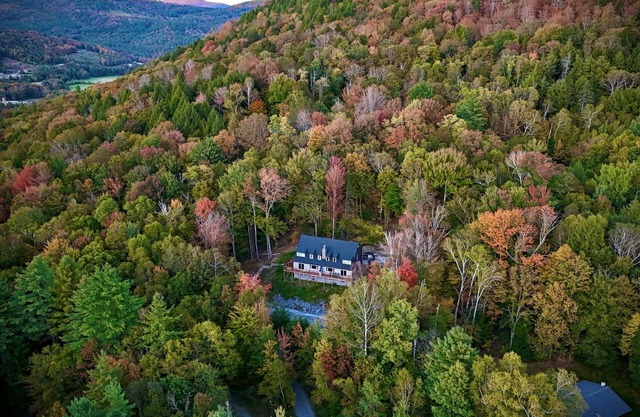 Ski/MTB Sleeps 20 home w/ mountain views near Killington/Woodstock. Rent 2 units