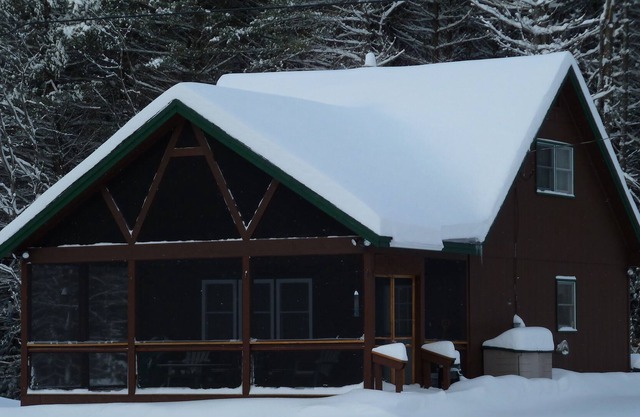 Esquí, motos de nieve, esquí de fondo o raquetas de nieve: la cabaña tranquila y acogedora lo tiene todo.