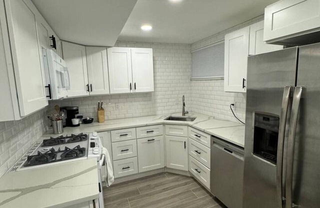Skiing, Stocked Kitchen, 80" TV, Backyard, W/D, Pets