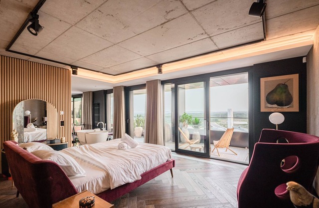 SKYLUX21-Designer Penthouse W Concierge