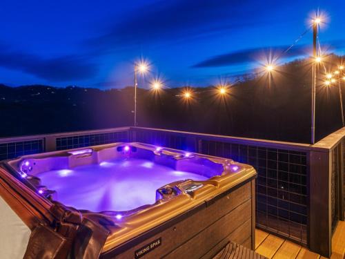 Skytop Summit-Hot Tub-Firepit-Big Views
