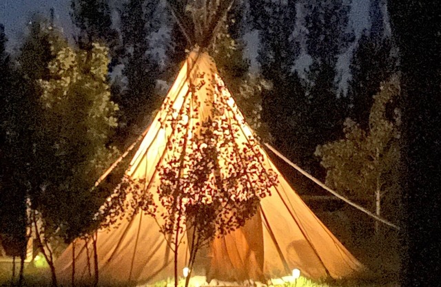 Duerma con comodidad, estilo tipi, bajo las estrellas, manténgase caliente alrededor del fuego