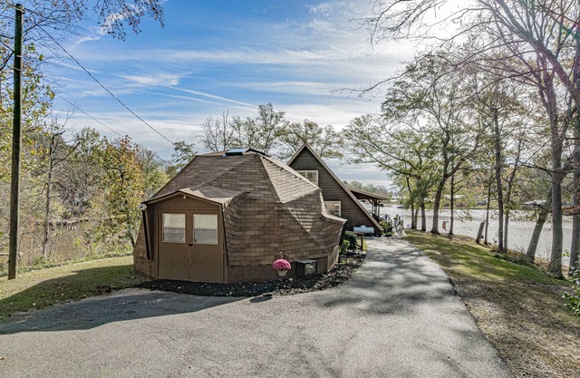 +Guest House! Sleeps 10, 6 Kayaks, Floating pad, paddleboat + John boat!