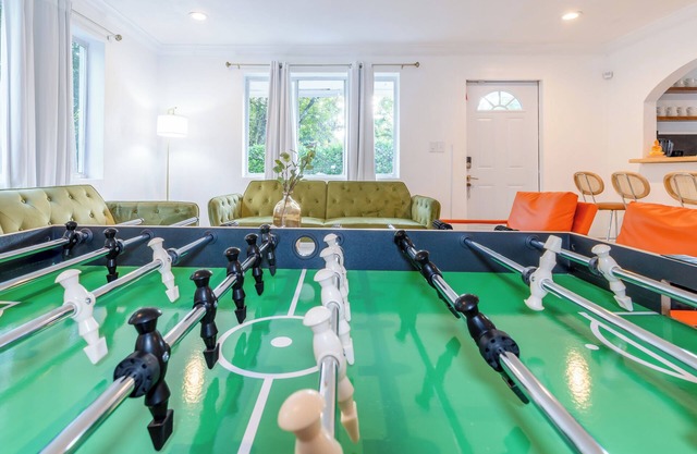 Sleeps 10 | Private Pool | Jacuzzi | BBQ | Games
