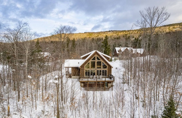 Sleeps 16+ Hot Tub with Mountain View - 3Min to Sunday River Ski - Game Room