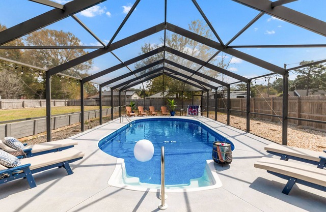 Sleeps 16, Heated Pool, Game Room, 10 mins to Beach
