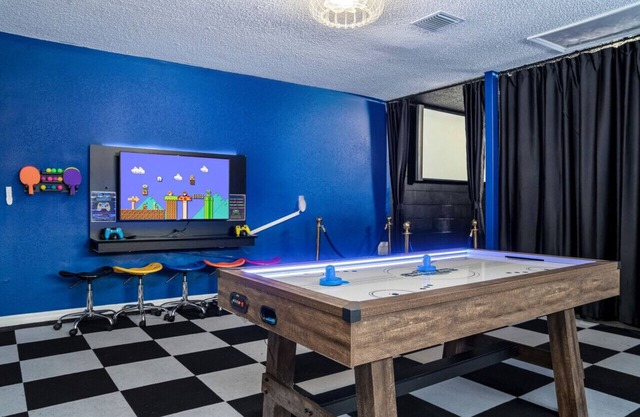 Sleeps 25 Heated Pool Indoor/Outdoor Games Theater
